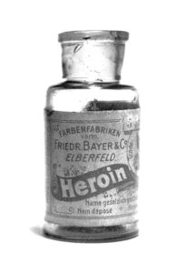English: Bayer heroin bottle, originally containing 5 grams of Heroin substance. The label on the back references the 1924 US ban, and has a batch number stamp starting with 27, so it probably dates from the 1920's.